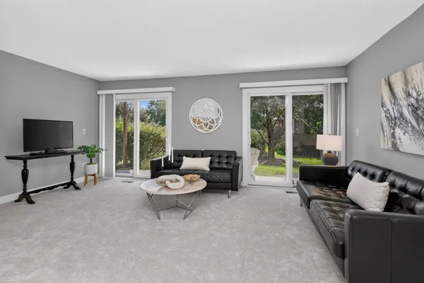 363 PEMBROKE LN 1