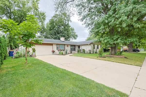 1431 MAPLE LN
