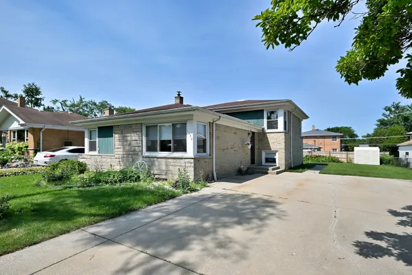 1032 DANIEL DR
