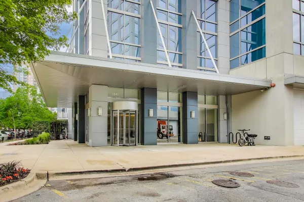 1841 S CALUMET AVE 2105