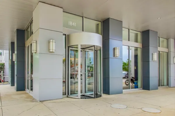 1841 S CALUMET AVE 2105