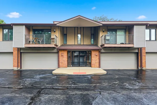 821 OAKTON ST 104