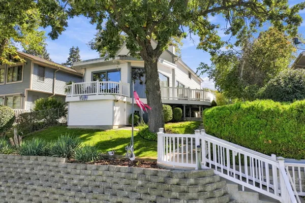 100 LAKE LN