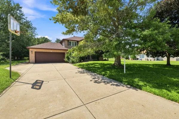 10 S HAMPTON CT