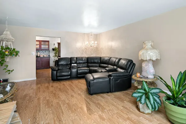 3858 E LAKEVIEW DR