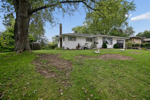 3858 E LAKEVIEW DR