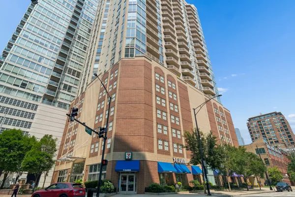 645 N KINGSBURY ST 2205