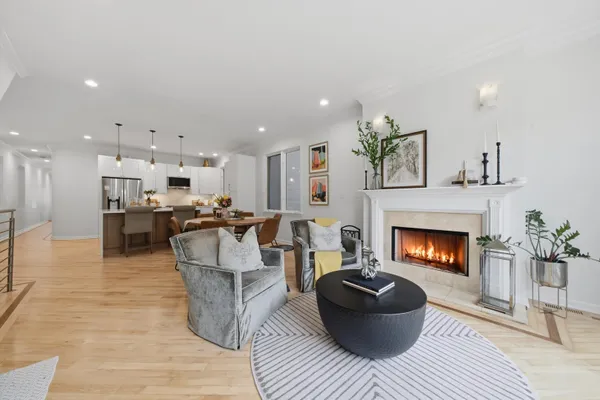 2221 N HOYNE AVE 1