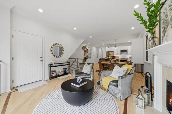 2221 N HOYNE AVE 1