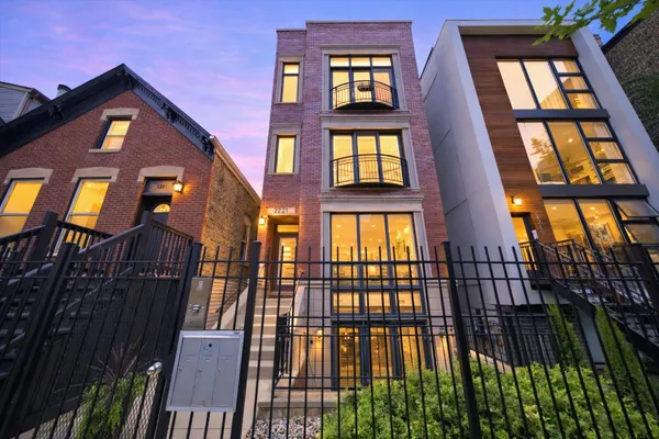 2221 N HOYNE AVE 1