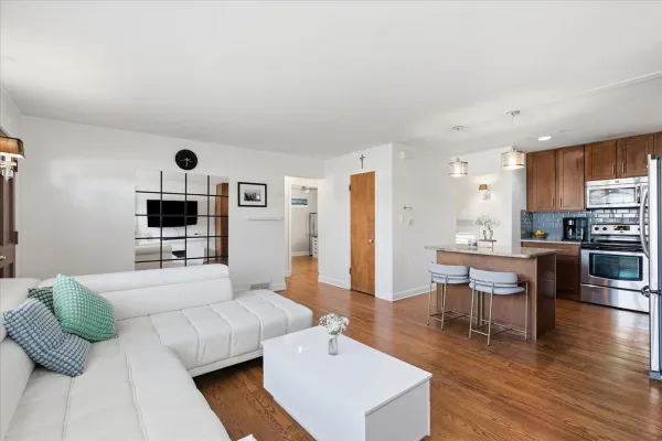 2037 E TOUHY AVE