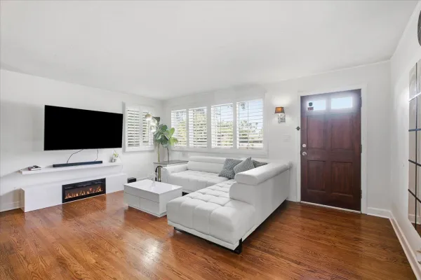 2037 E TOUHY AVE