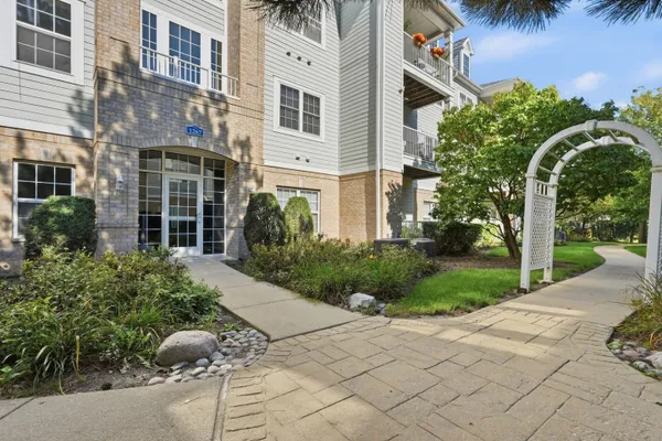 1267 W LAKE ST 104