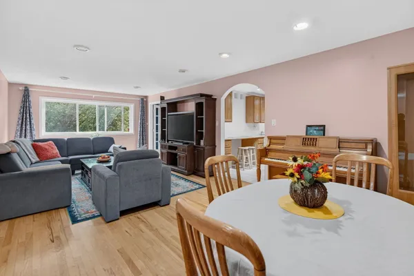 762 DEMPSTER ST D212