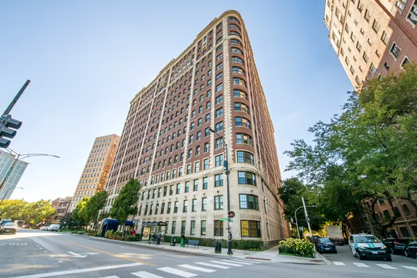 3750 N LAKE SHORE DR 6C