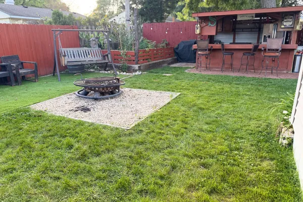 25 MEADOWLARK LN