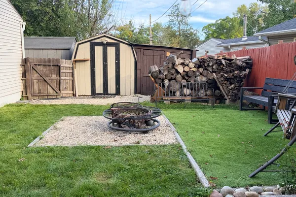 25 MEADOWLARK LN