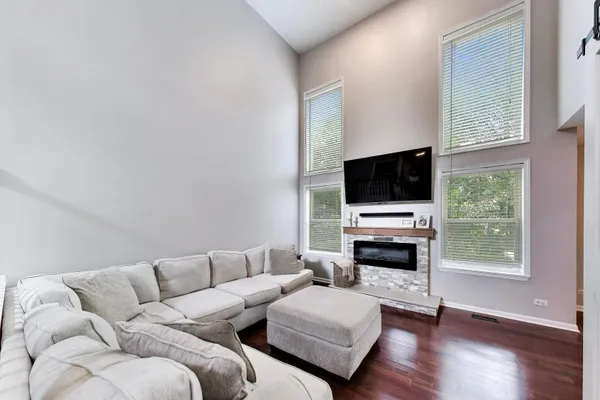 924 AINSLEY DR ---