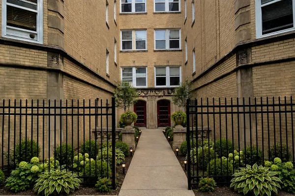 2318 W ROSEMONT AVE 2