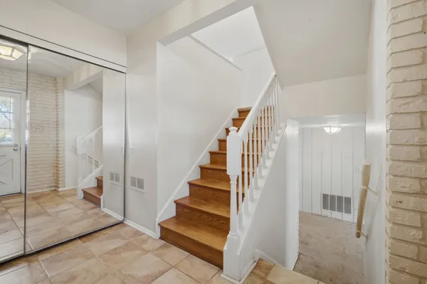 23 W SUFFIELD DR