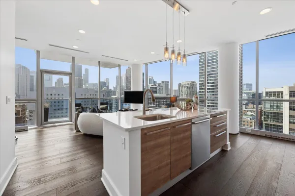 110 W SUPERIOR ST 1602