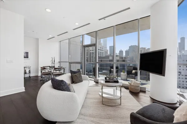 110 W SUPERIOR ST 1602