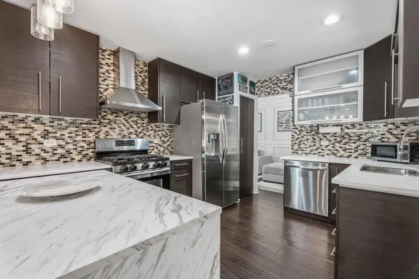 568 CAMBRIDGE DR