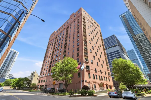 345 N CANAL ST 1204