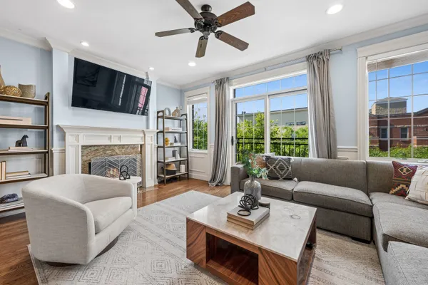 843 W DIVERSEY PKWY 4