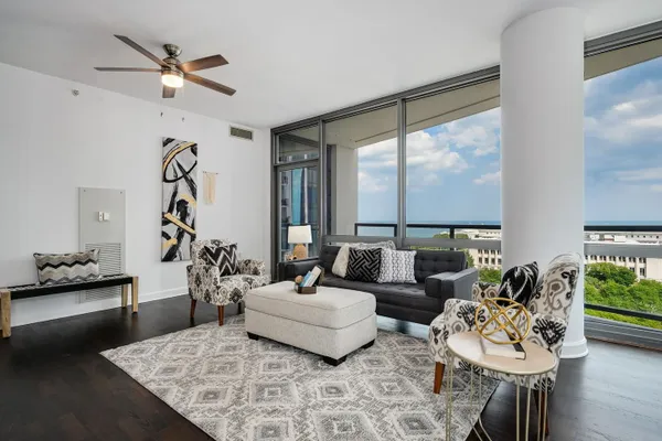 1235 S PRAIRIE AVE 1404
