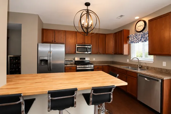 142 LAKESHORE DR