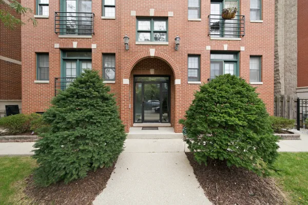 1916 W BELMONT AVE 3W
