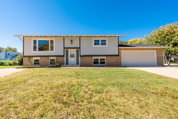 731 CLAREMONT DR