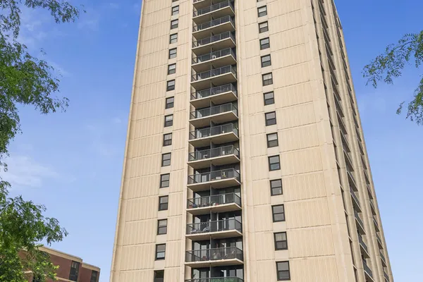 3001 S MICHIGAN AVE 2105