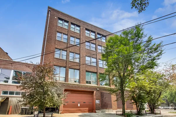 3323 N PAULINA ST 4E