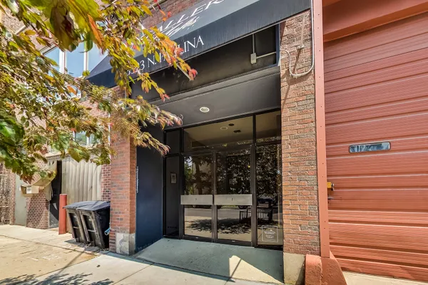 3323 N PAULINA ST 4E