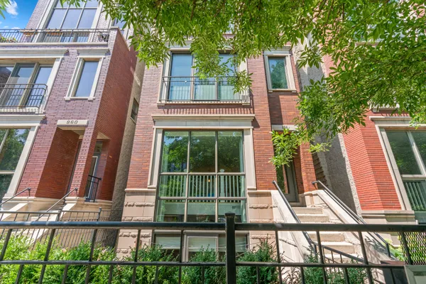 864 N PAULINA ST 3