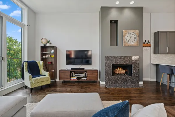 864 N PAULINA ST 3