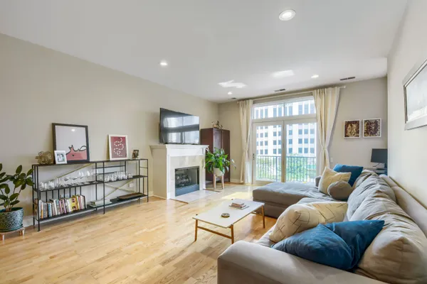 330 N CLINTON ST 302