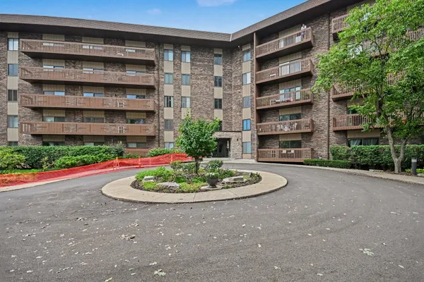 120 LAKEVIEW DR 519