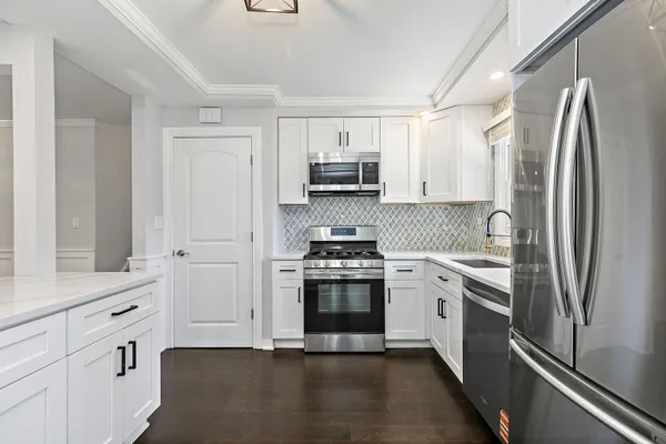 555 LOWDEN AVE