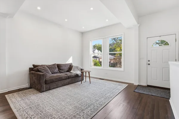 3732 W MCLEAN AVE