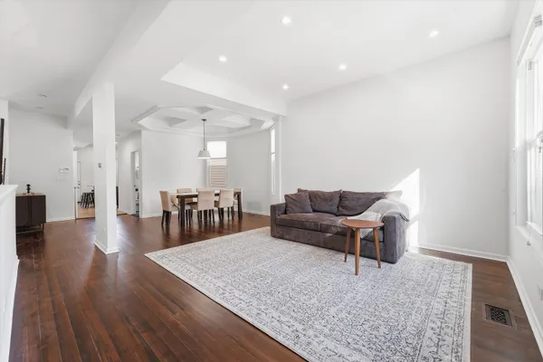 3732 W MCLEAN AVE