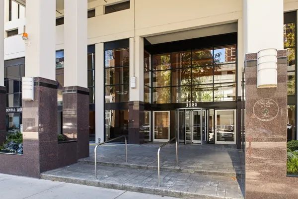 1122 N CLARK ST 3202