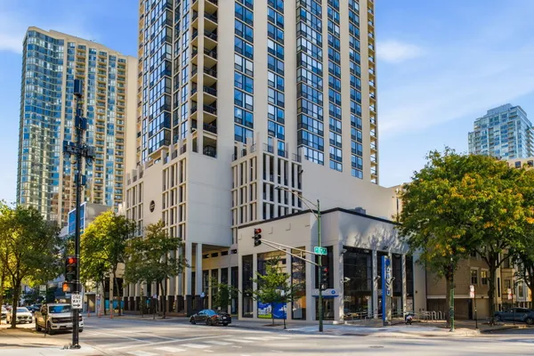1122 N CLARK ST 3202