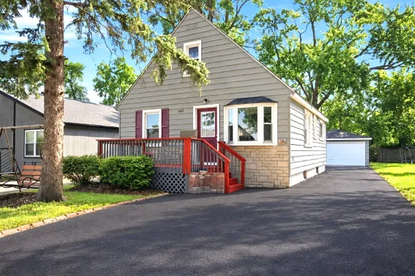 1621 ROUND LAKE DR