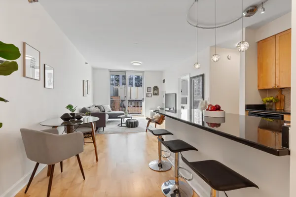 421 W HURON ST 908