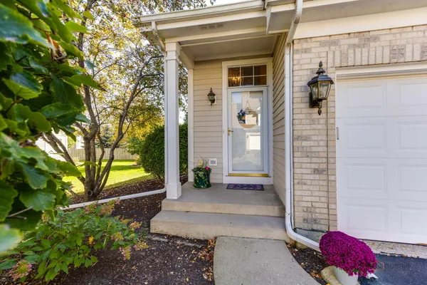 1201 W DANBURY DR