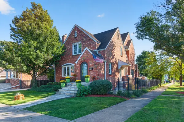 1005 WOODLAWN AVE