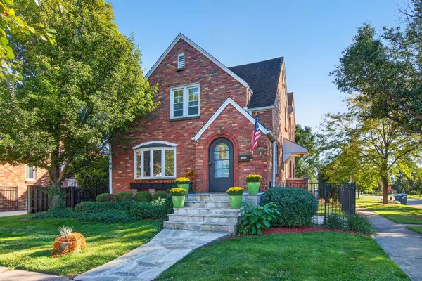 1005 WOODLAWN AVE